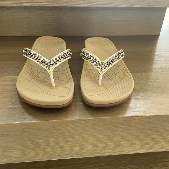 Aetrex Jules Slip On Thong Sandal in Cream - Picture 2 of 6